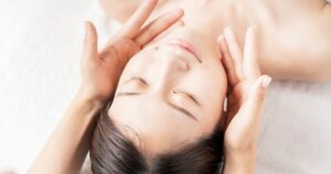 フェイシャルエステを受けている女性の画像