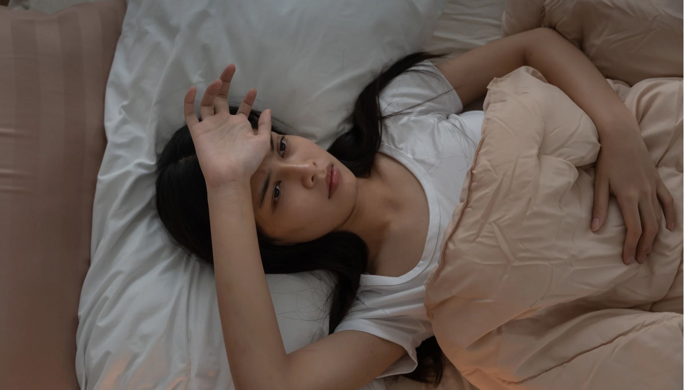 眠れない女性の写真