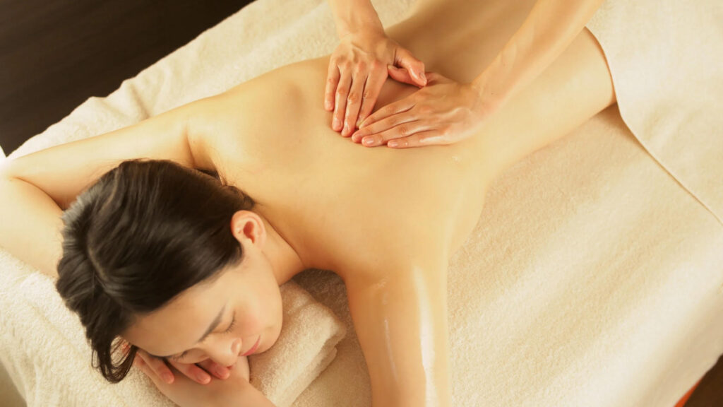 手をそっと置き、安心を伝えるファーストタッチの様子