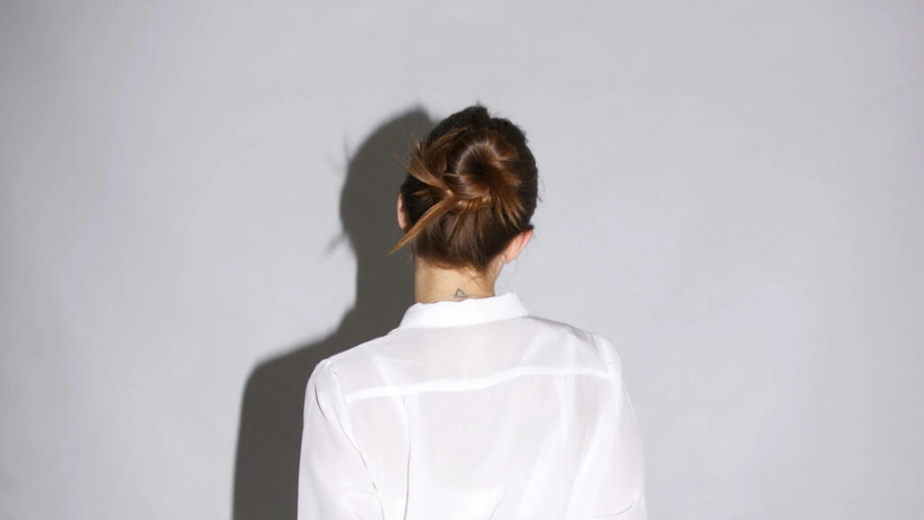 緊張している女性の後ろ姿
