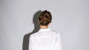 緊張している女性の後ろ姿
