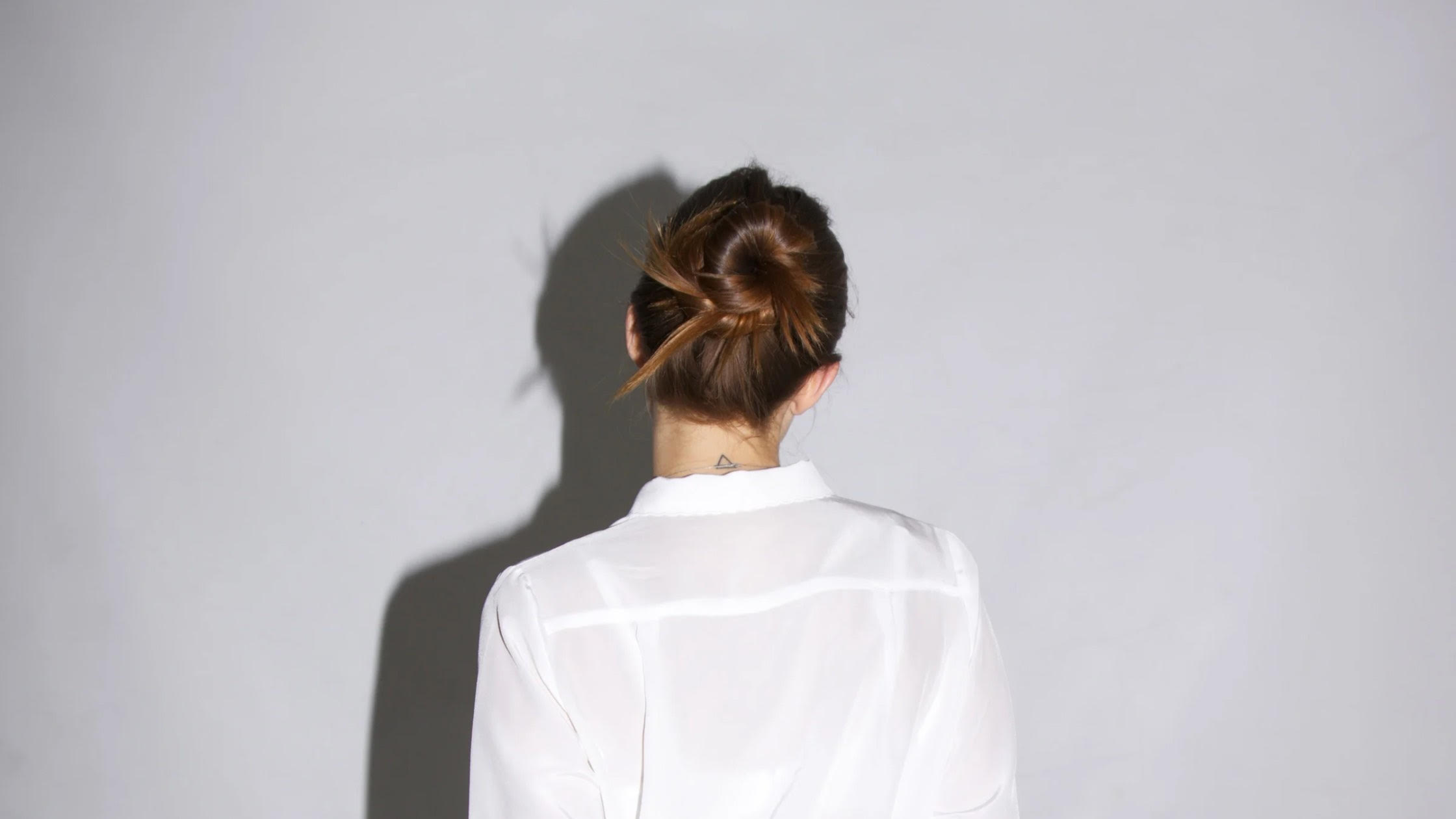 緊張している女性の後ろ姿