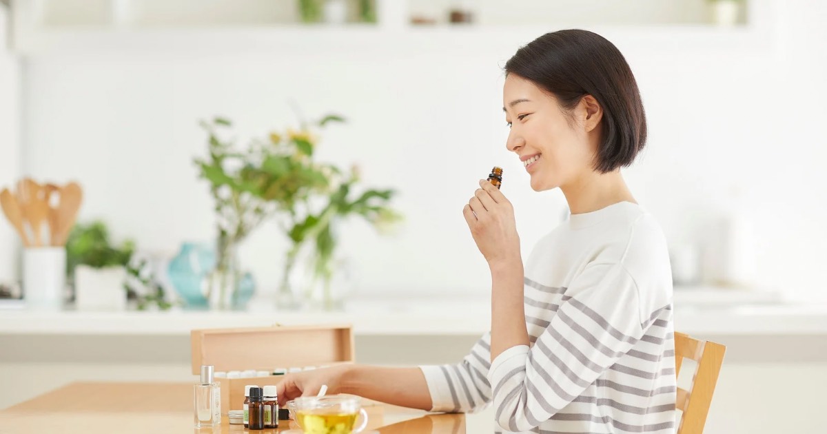 アロマオイルの香りを楽しむ女性