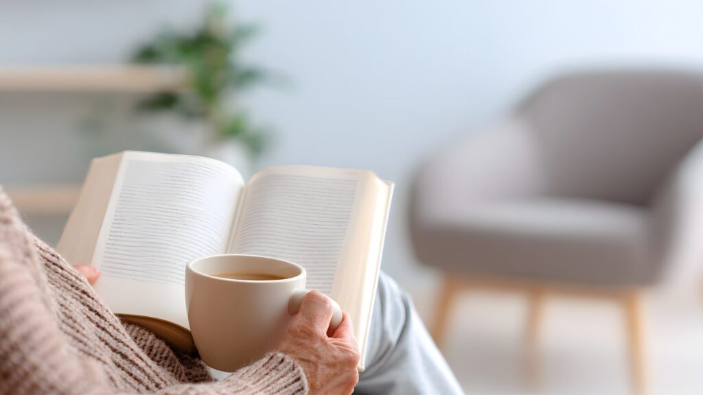 コーヒーを飲みながら読書をする人