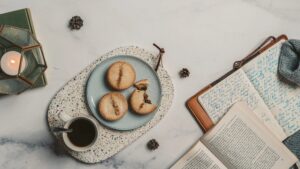 読みかけの本とコーヒー