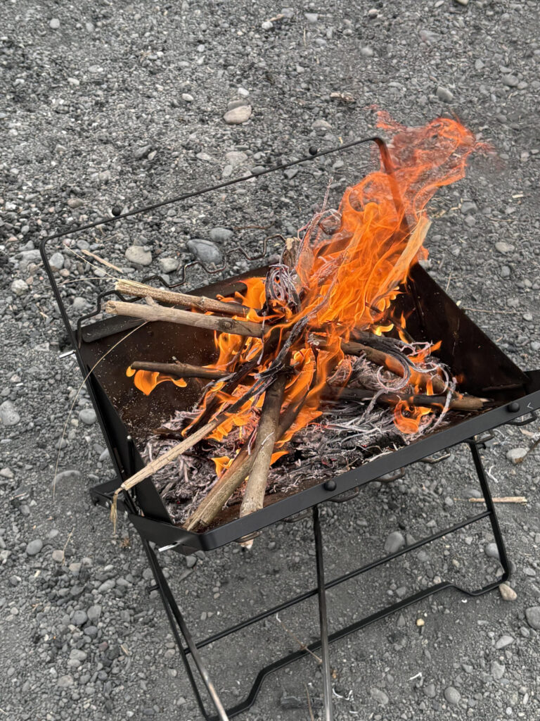 静かに燃える焚き火の炎