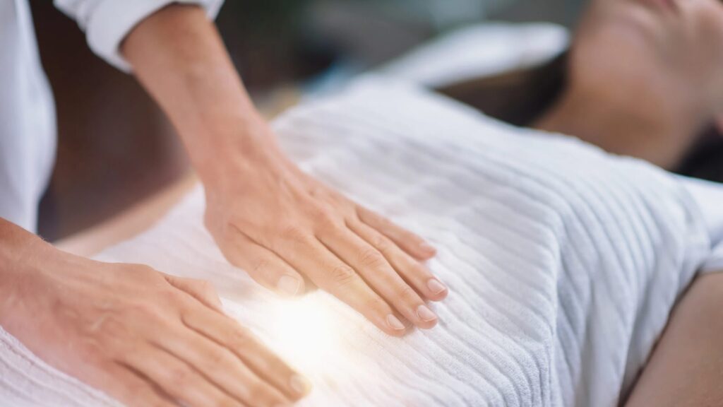 お腹を優しく触れられている女性