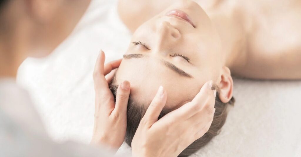 ヘッドセラピーを受けている女性