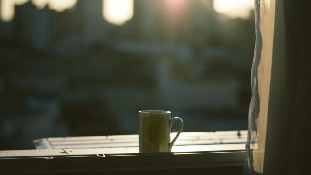窓辺のコーヒー リラックスを象徴している