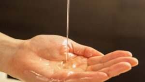 オイルを手に取っている写真