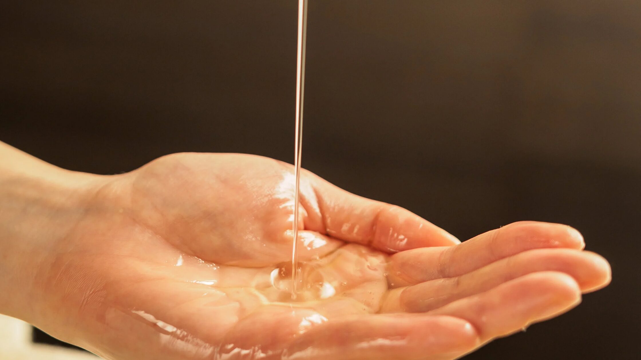 オイルを手に取っている写真