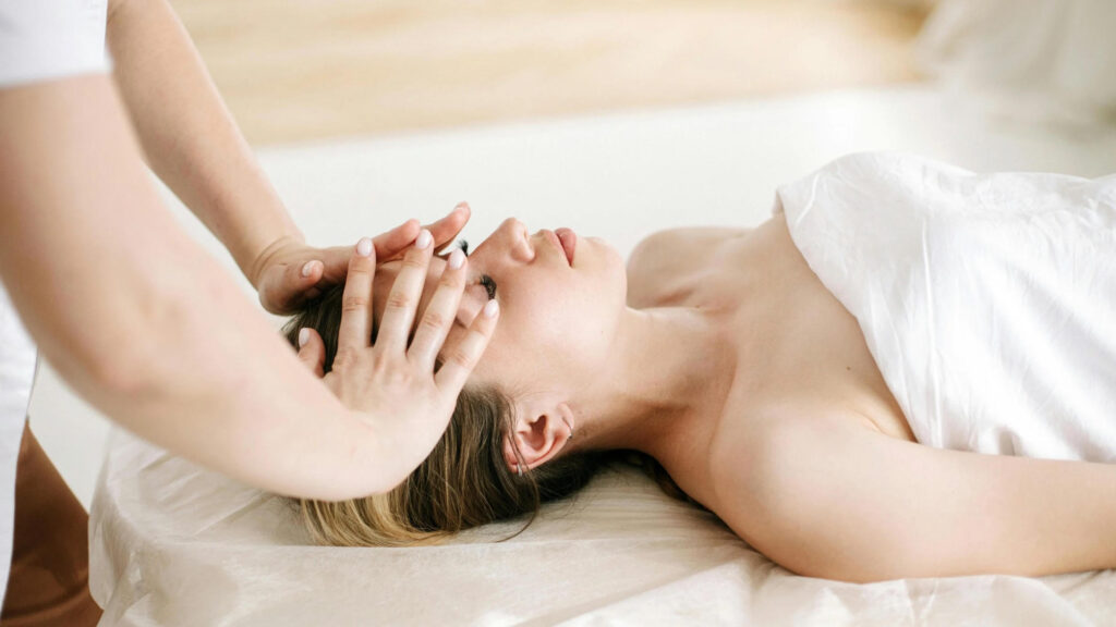 セラピストが施術をしている写真