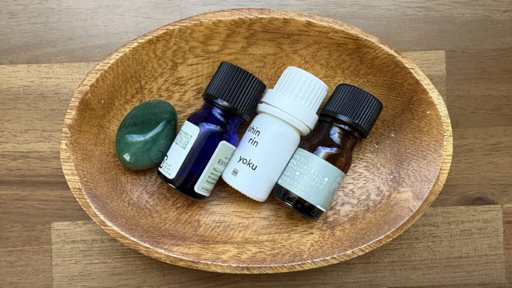 黒文字、ひのき、ホーリーフのアロマオイルボトルの写真