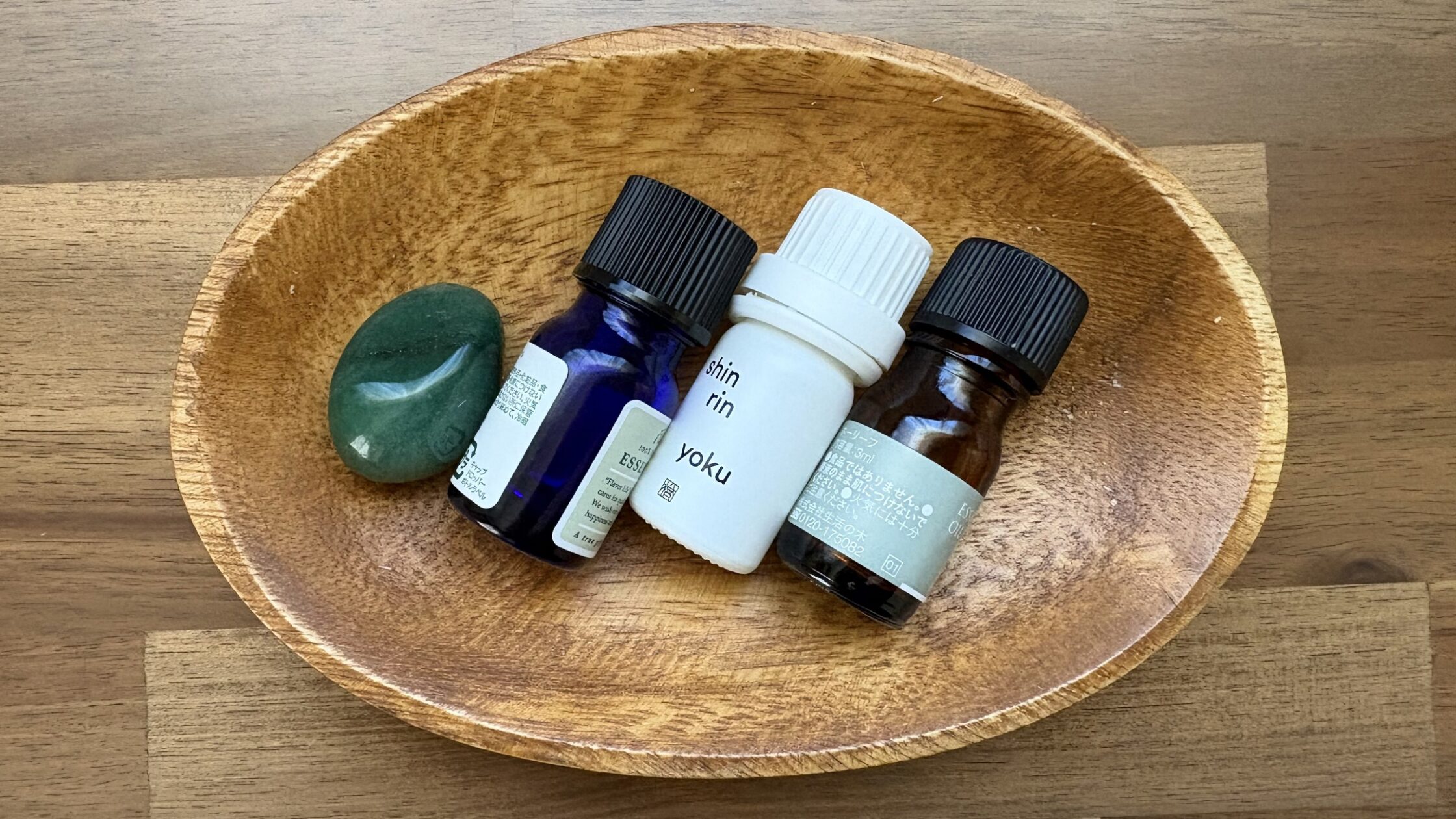 黒文字、ひのき、ホーリーフのアロマオイルボトルの写真