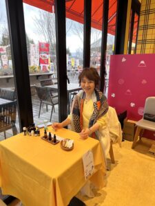 開運アロマ診断の出展ブースで笑顔のセラピストとアロマオイル