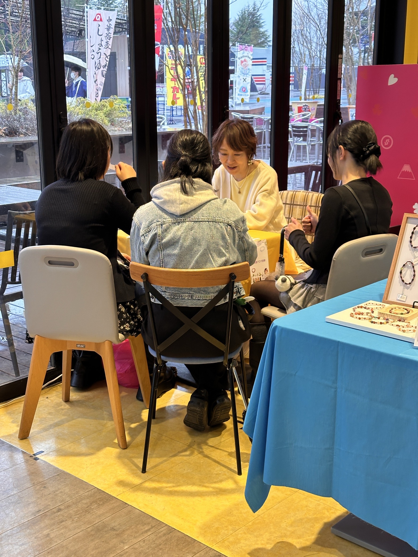 富士急ハイランドで開運アロマ診断を行い、高校生のお客様に香りのアドバイスをしている様子